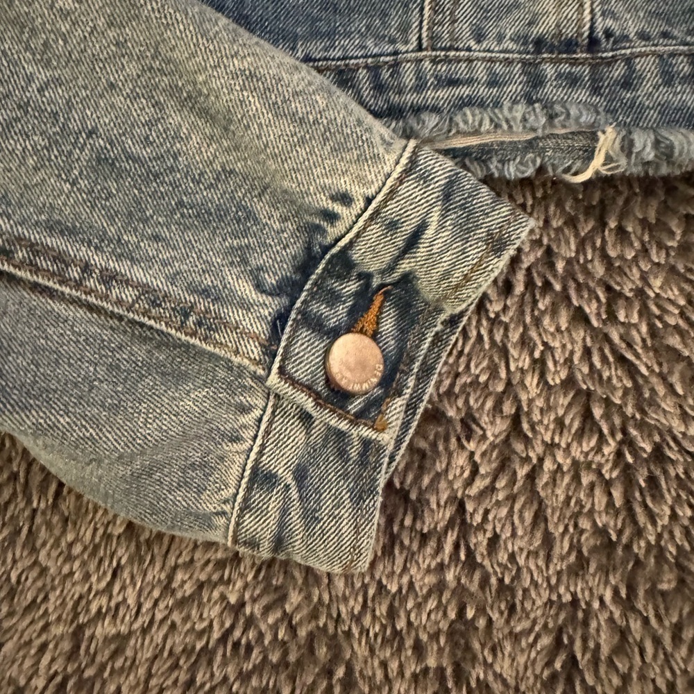 ASHLEY VINTAGE CHARM Distressed Cropped Denim Jacket - Picture 5 of 12